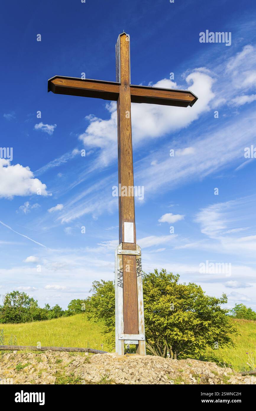 La vetta attraversa di fronte a un cielo blu, Rodenstein sull'Ehrenbuerg, l'Alb Franconia, la Baviera, la Germania, l'Europa Foto Stock
