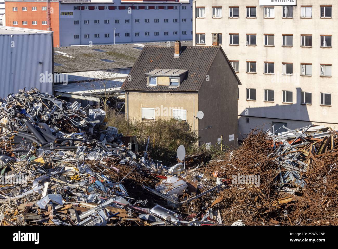 Stoccaggio dei metalli in un deposito di rottami nel porto: I rottami metallici sono una materia prima preziosa per il riciclaggio. Mannheim, Baden-Wuerttemberg, Germania, Europa Foto Stock
