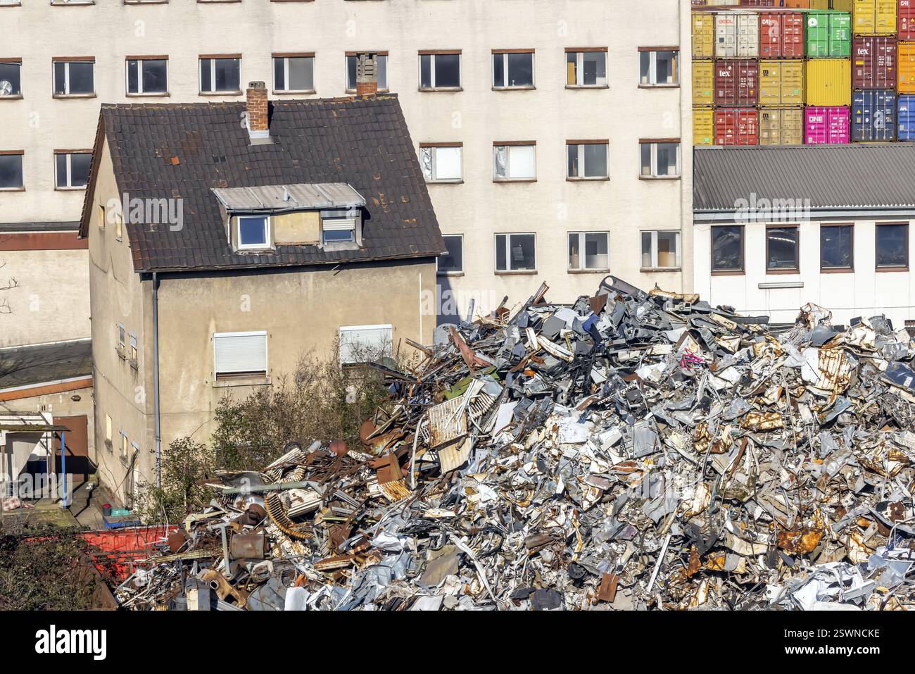 Stoccaggio dei metalli in un deposito di rottami nel porto: I rottami metallici sono una materia prima preziosa per il riciclaggio. Mannheim, Baden-Wuerttemberg, Germania, Europa Foto Stock