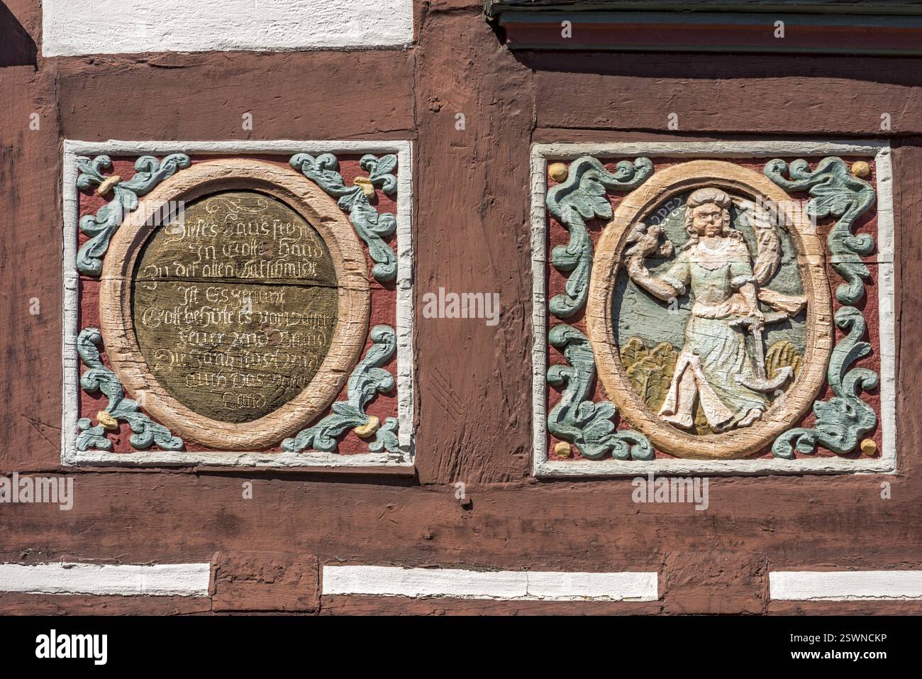 Sculture colorate, medaglioni con iscrizione, rilievo per la dea della speranza Spes, casa in legno Gasthaus Zum Goldenen Loewen, piazza del mercato Foto Stock