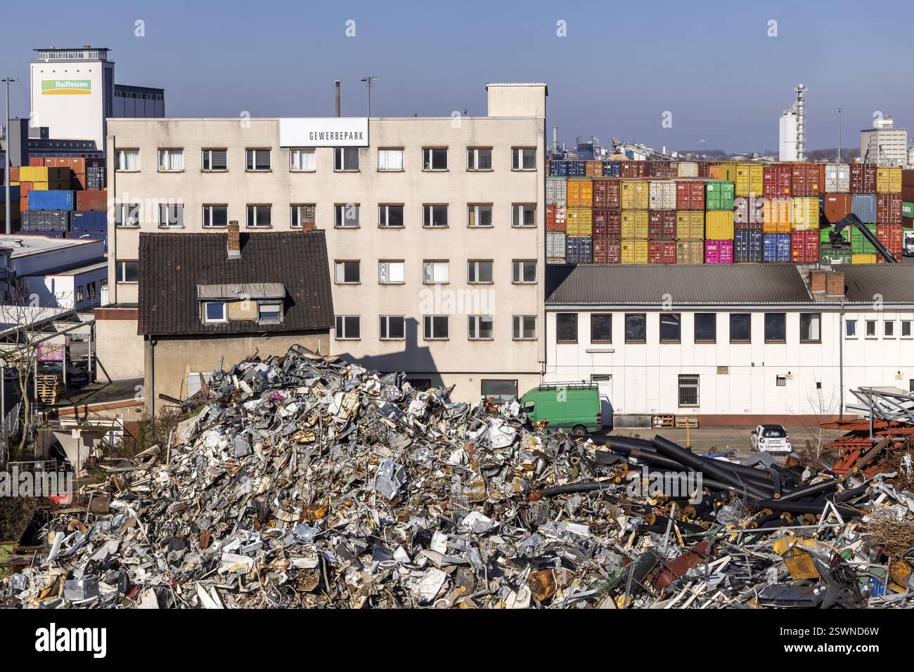 Stoccaggio dei metalli in un deposito di rottami nel porto: I rottami metallici sono una materia prima preziosa per il riciclaggio. Mannheim, Baden-Wuerttemberg, Germania, Europa Foto Stock