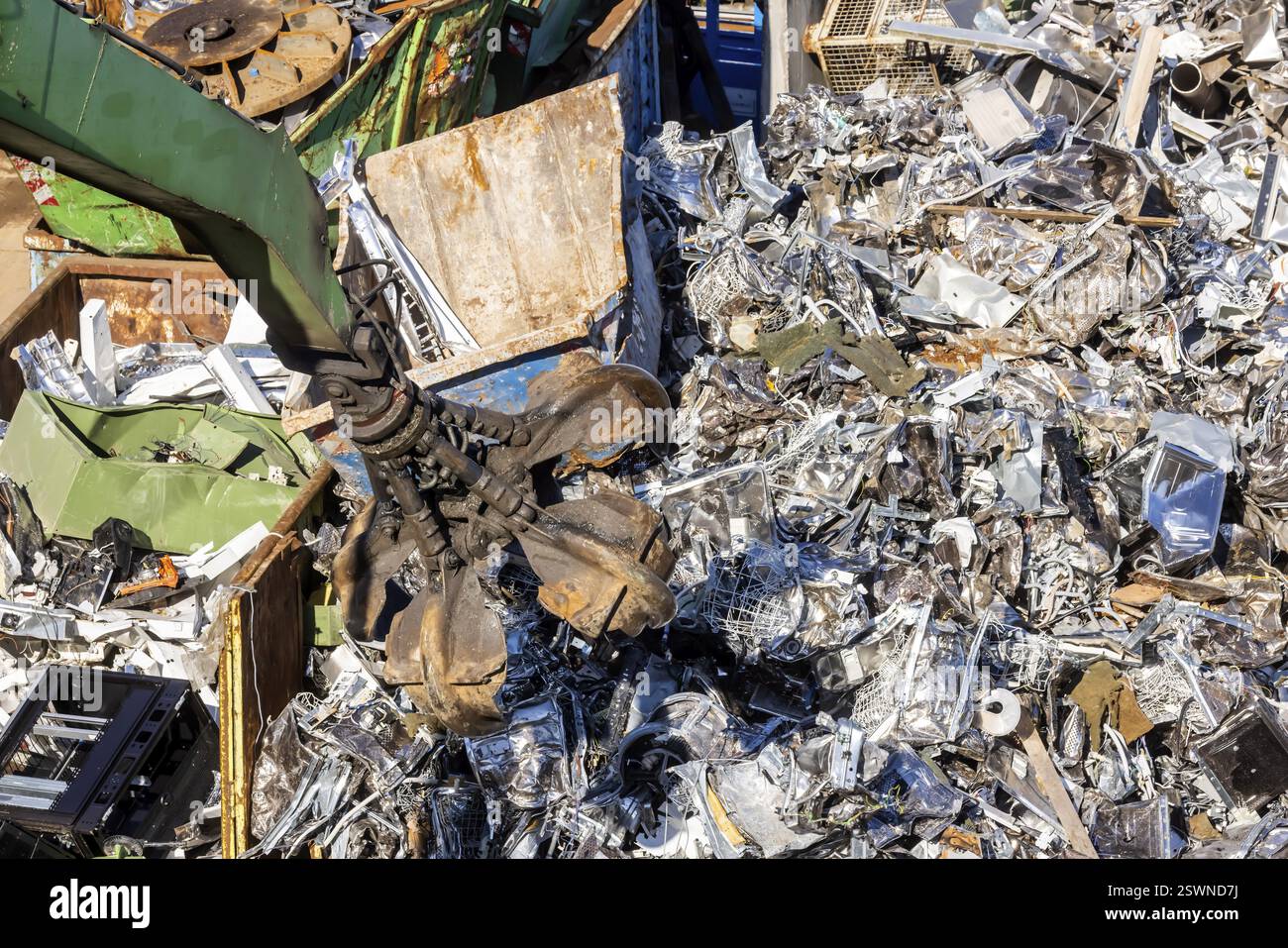 Stoccaggio dei metalli in un deposito di rottami nel porto: I rottami metallici sono una materia prima preziosa per il riciclaggio. Mannheim, Baden-Wuerttemberg, Germania, Europa Foto Stock