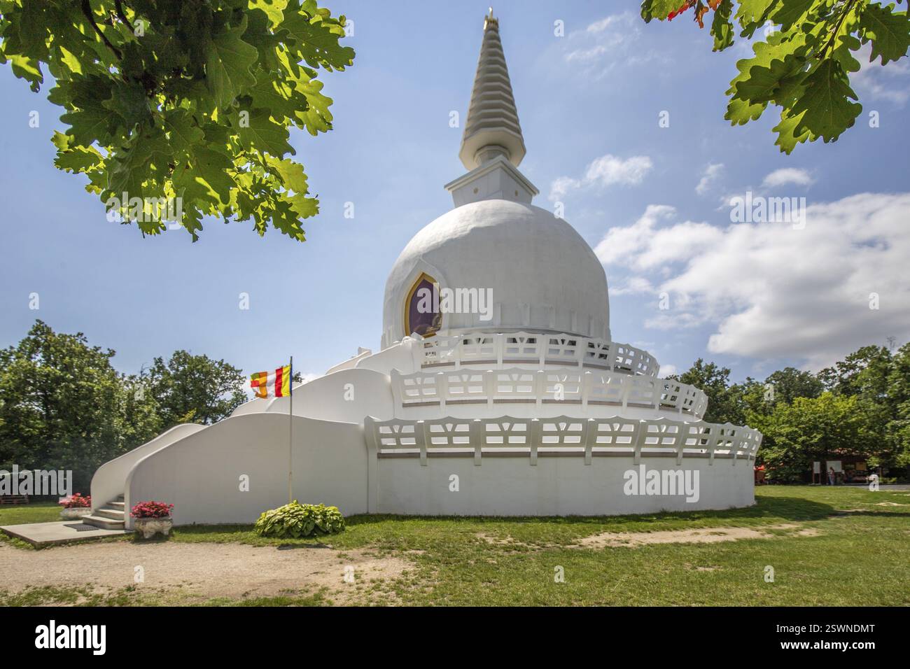 Luogo religioso con un bellissimo tempio, Stupa Bianca, Tempio della Pace, religione buddista sul Lago Balaton, Zalaszanto, Ungheria, Europa Foto Stock