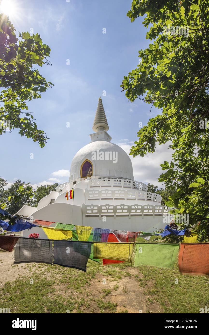 Luogo religioso con un bellissimo tempio, Stupa Bianca, Tempio della Pace, religione buddista sul Lago Balaton, Zalaszanto, Ungheria, Europa Foto Stock