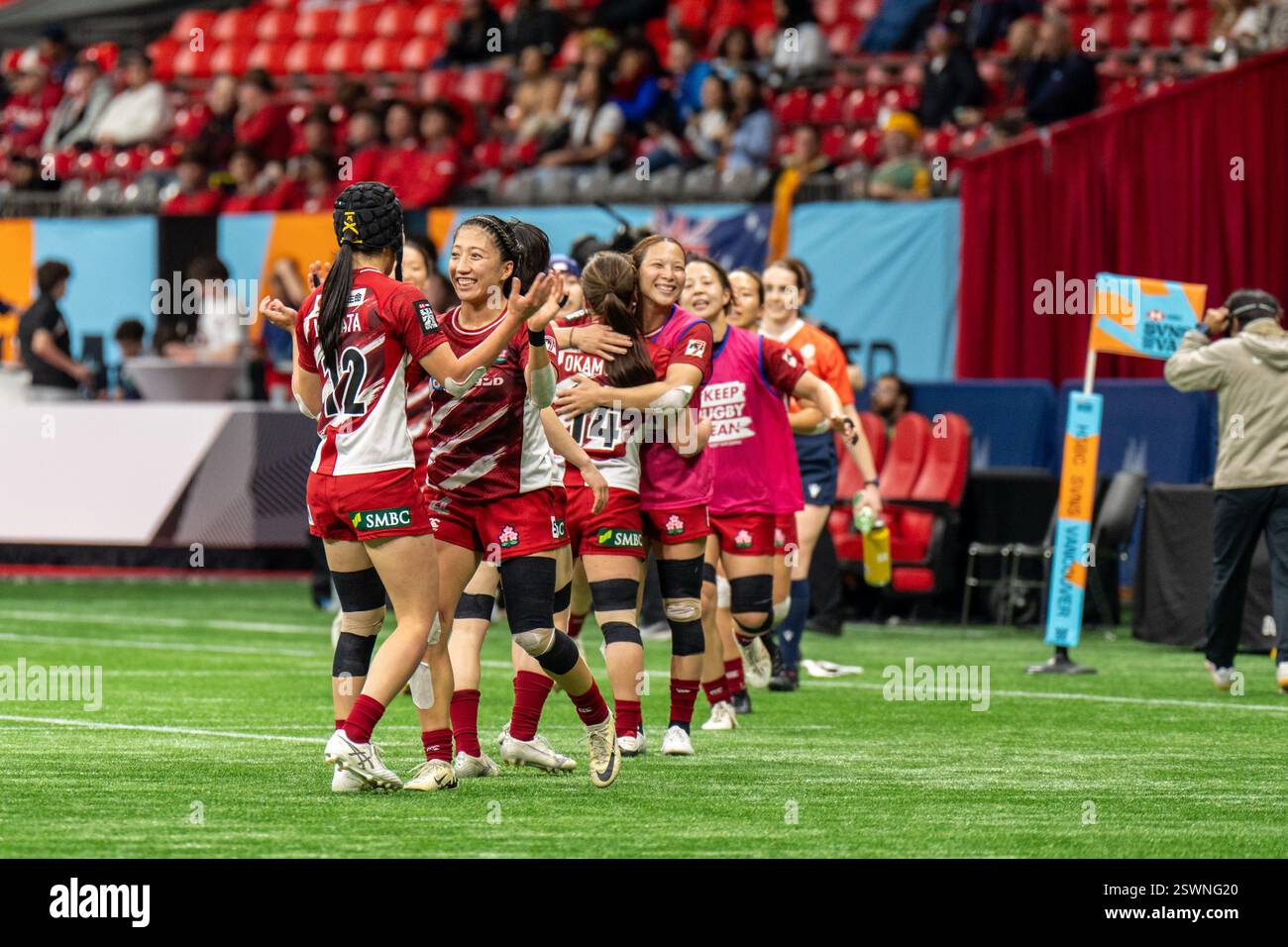VANCOUVER, CANADA - 21 FEBBRAIO 2025: Le donne giapponesi festeggiano la loro prima vittoria contro le Figi durante l'emozionante partita HSBC SVNS Vancouver Rugby 7s del 2025 al BC Place. Questa emozionante partita ha segnato un fantastico inizio per il primo giorno del torneo. Crediti: Joe ng/Alamy Live News. Foto Stock