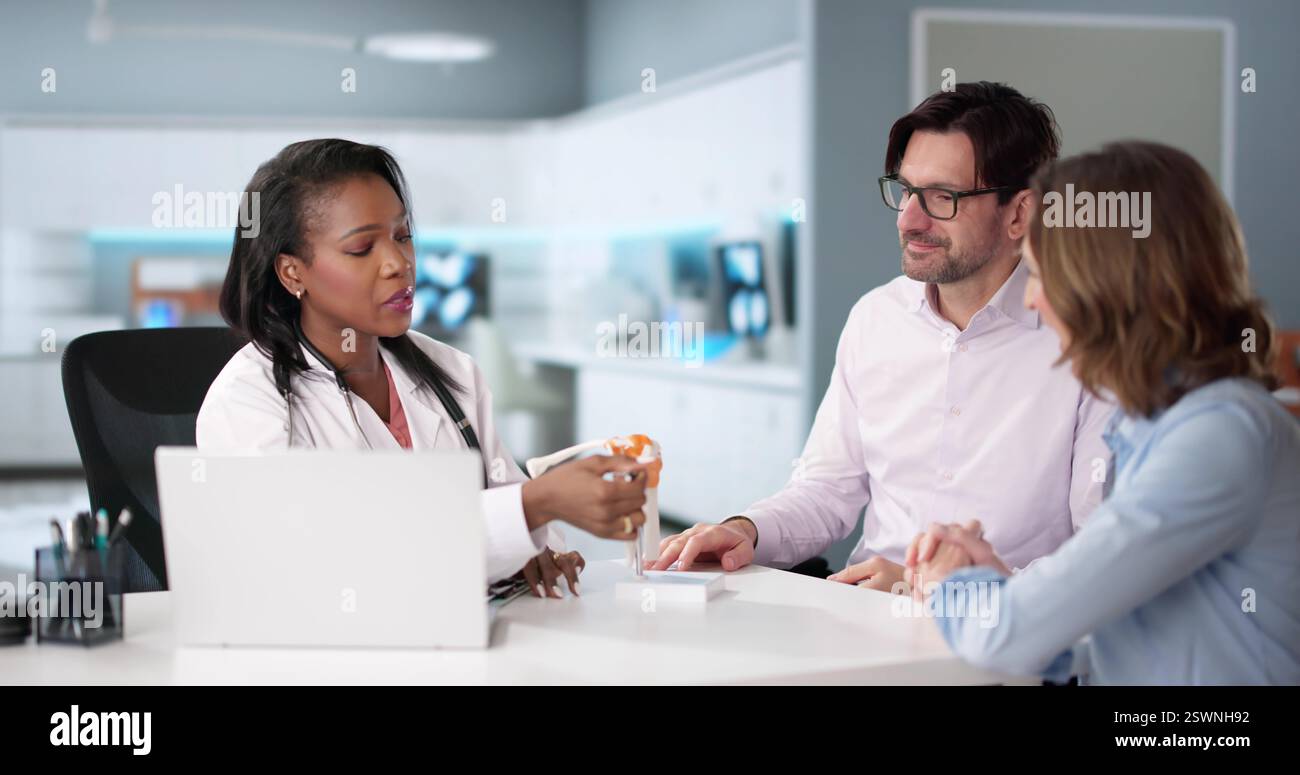 Chirurgo ortopedico che tratta il dolore osseo in diverse coppie di pazienti in ospedale Foto Stock