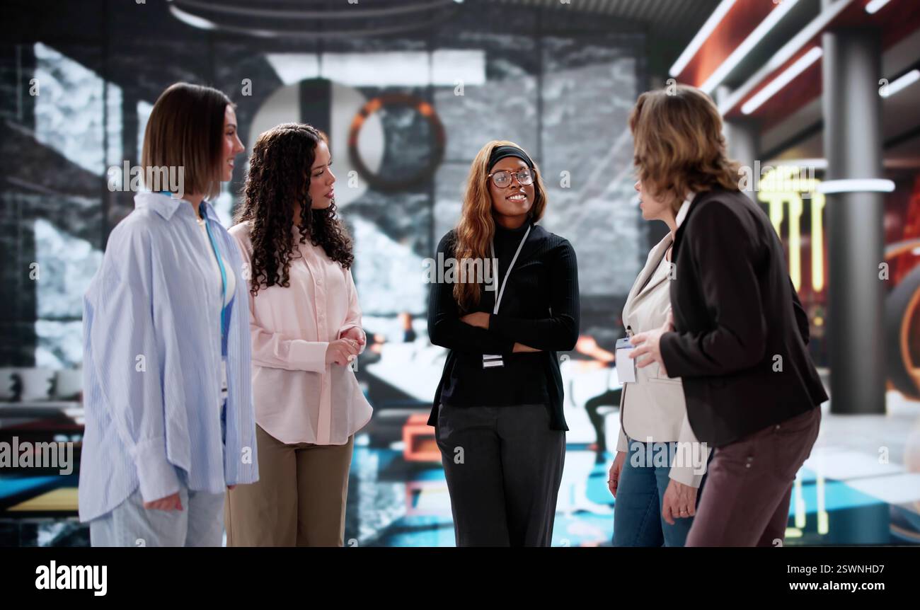 Imprenditrice di successo che conduce un incontro strategico con diversi membri del team. Foto Stock