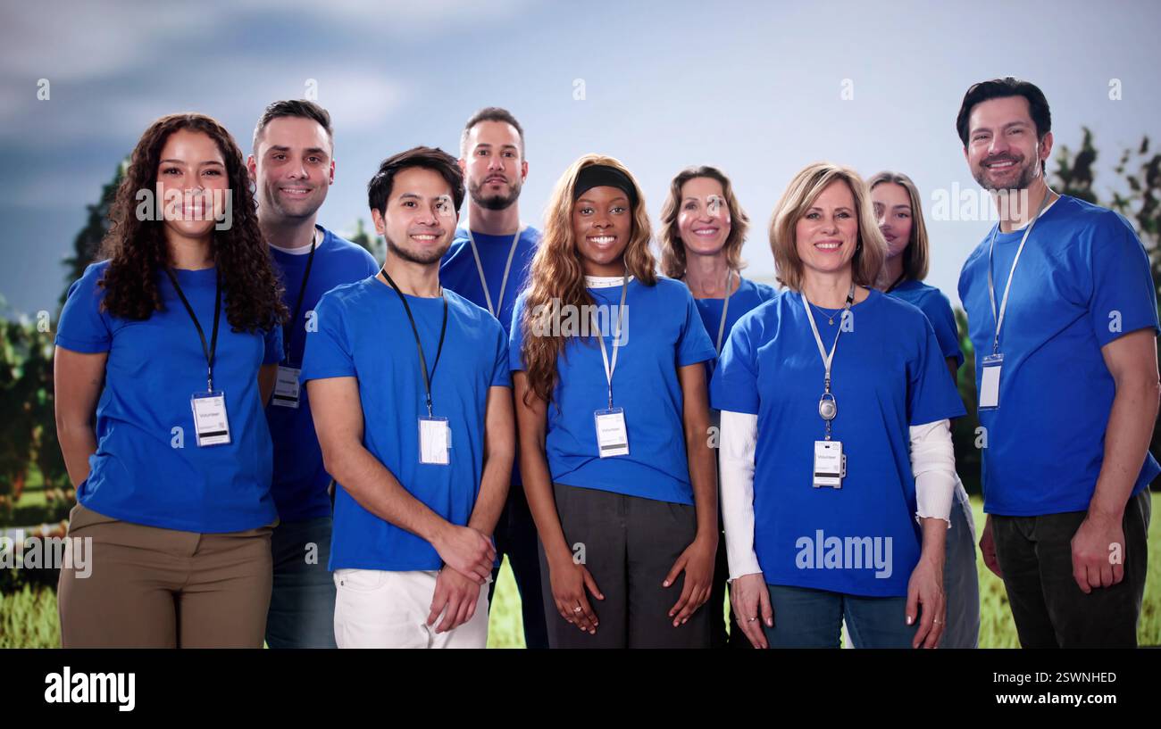 Team di volontari diversi che aiutano la comunità con il progetto di pulizia ambientale Foto Stock