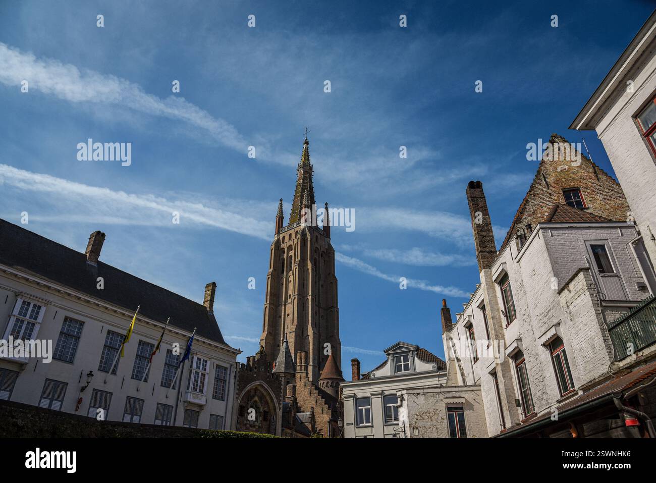 Chiesa di nostra Signora che sorge sopra le strade storiche di Bruges - Belgio Foto Stock Chiesa di nostra Signora che sorge sopra le strade storiche di Bruges - Belgio Foto Stock