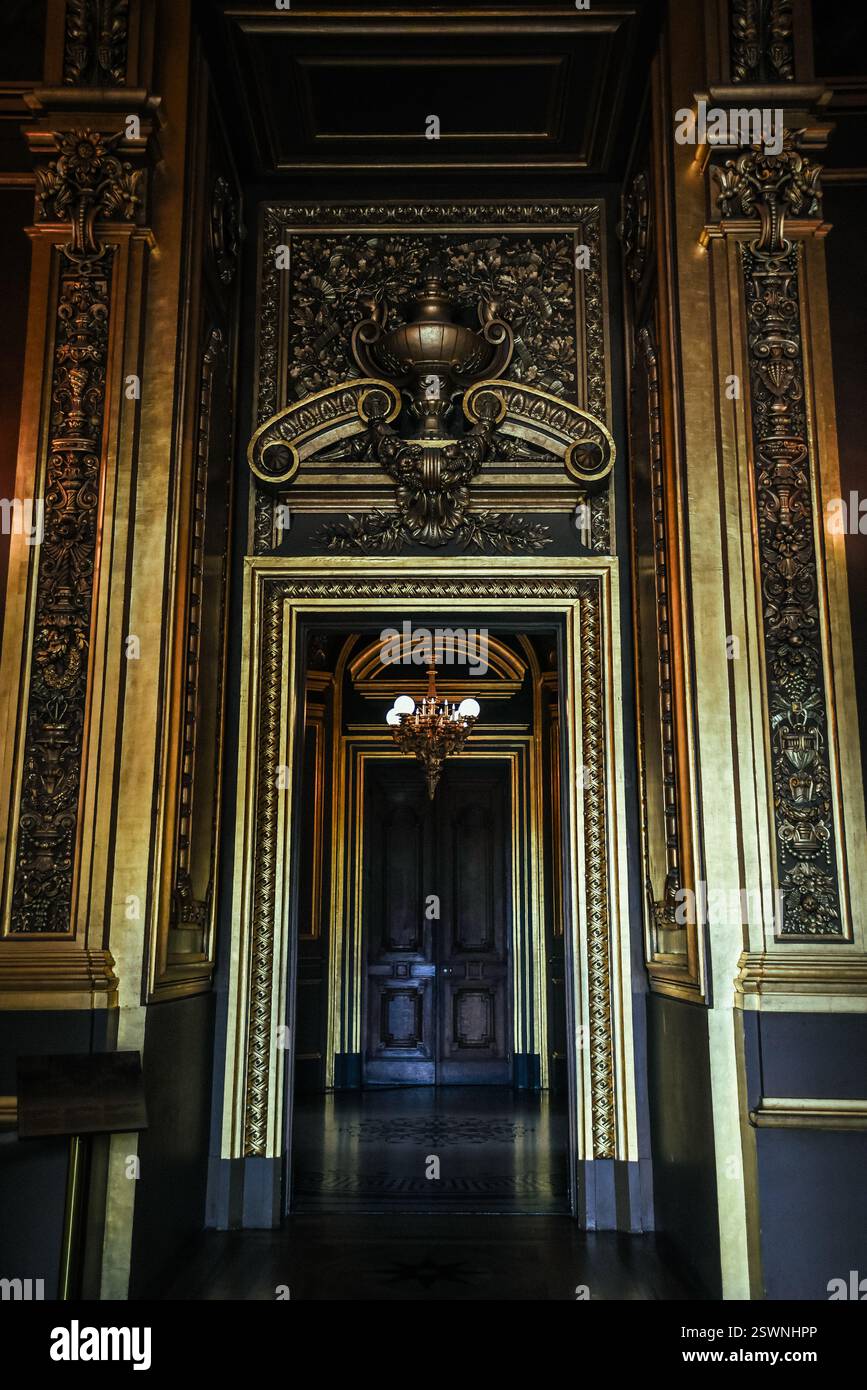 Porta ornata nel salone ottagonale orientale del Palais Garnier - Parigi, Francia Foto Stock