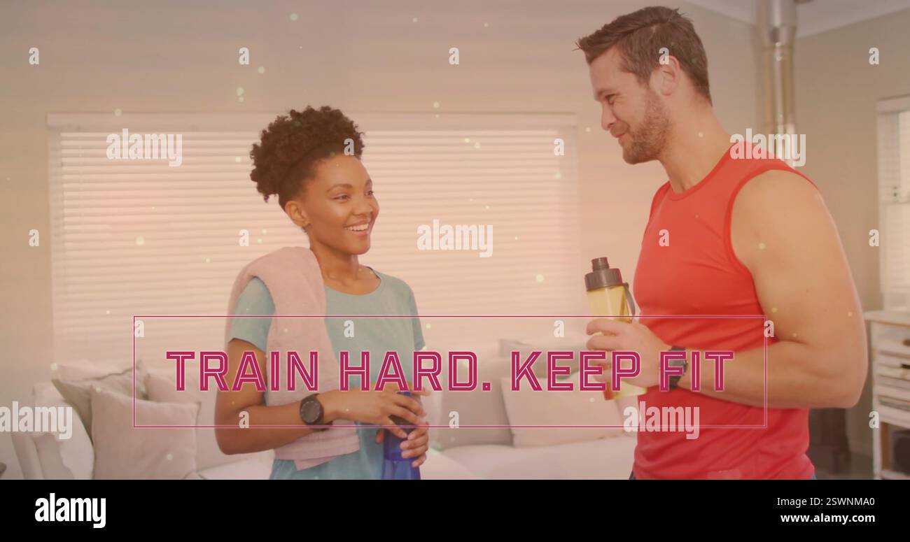 Immagine del testo "train hard keep fit" su diverse coppie di acqua potabile a casa Foto Stock