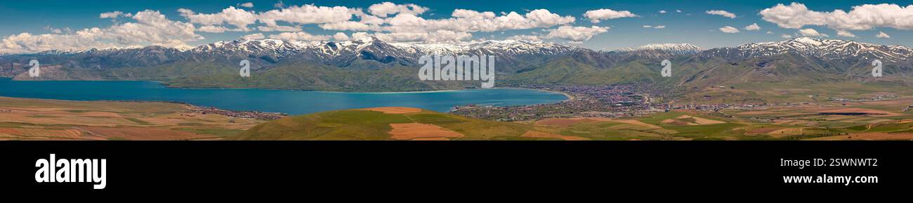Vista sul Lago Van e la città di Tatvan, nella provincia di Bitlis, Turchia Foto Stock