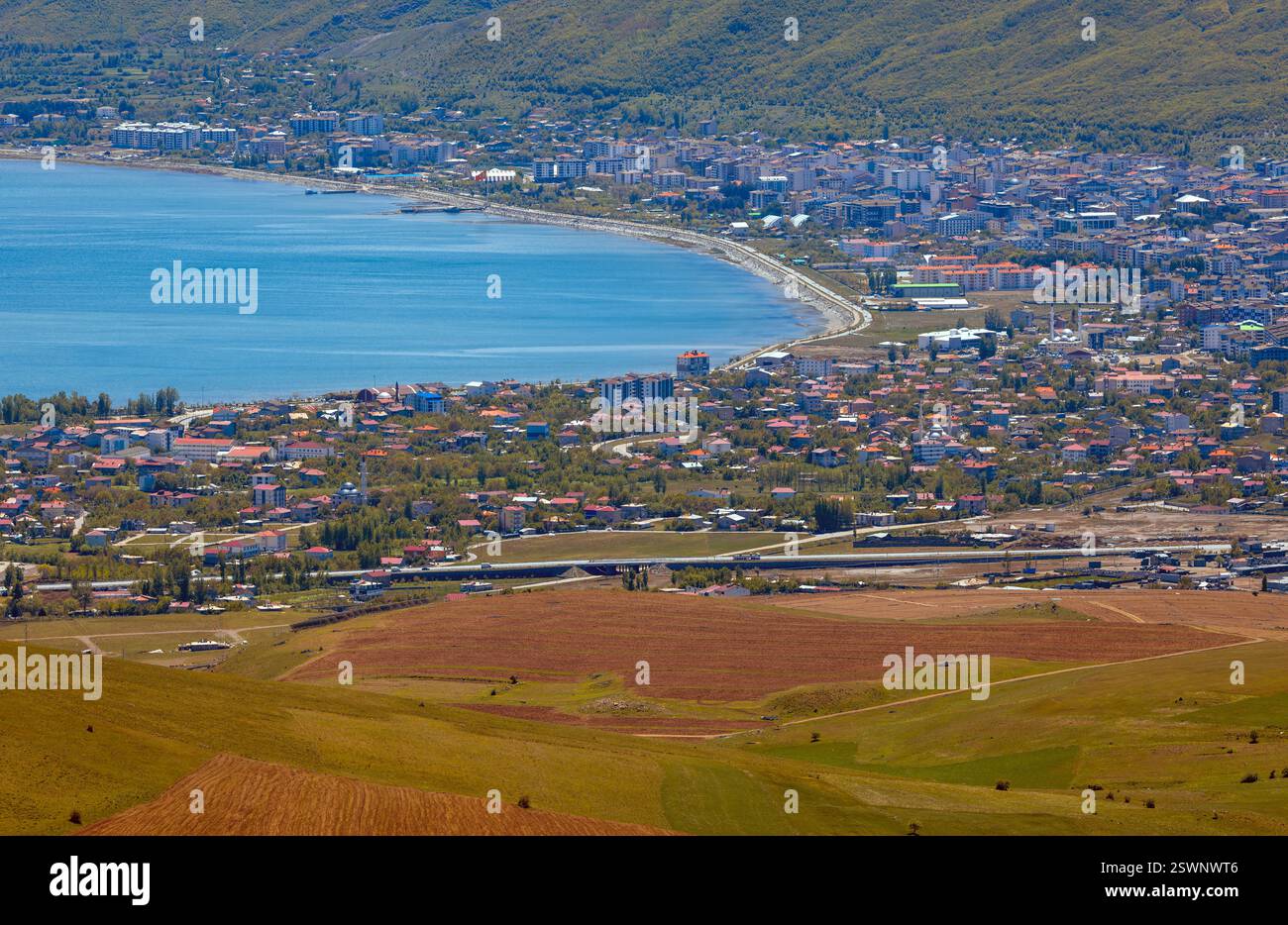 Vista sul Lago Van e la città di Tatvan, nella provincia di Bitlis, Turchia Foto Stock