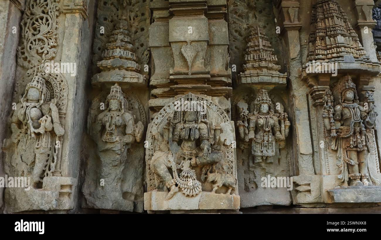 Splendidamente intagliato Idoli di divinità indù sul Tempio di Chinnakeshwa, Tempio del Signore Shiva del XII secolo, Mosale, Hassan, Karnataka, India. Foto Stock
