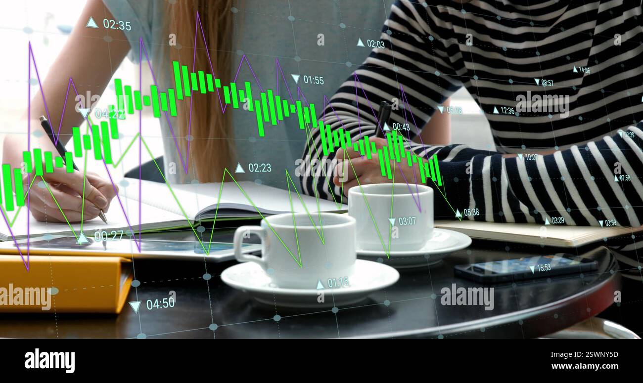 Immagine dell'elaborazione dei dati finanziari su diversi studenti che prendono appunti in un bar Foto Stock