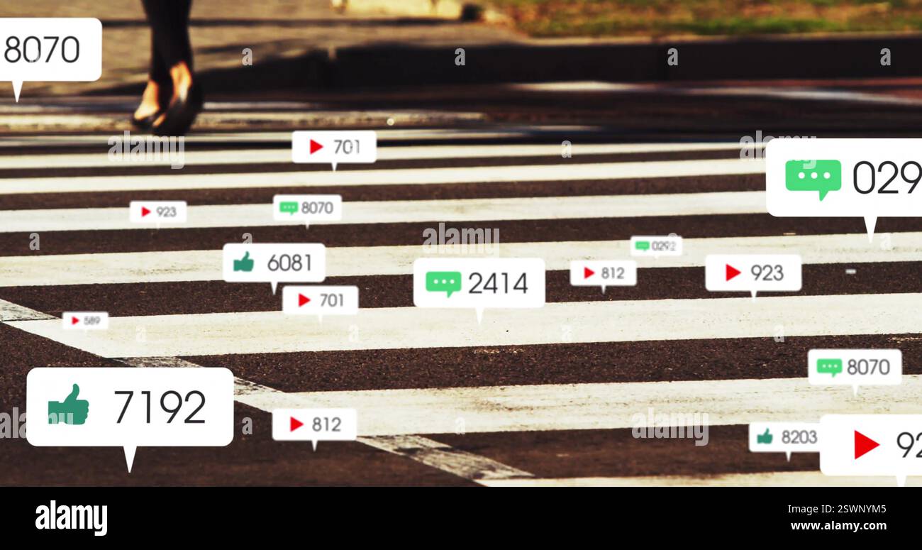 Immagine del coinvolgimento dei social media su strade trafficate con varie icone di interazione Foto Stock