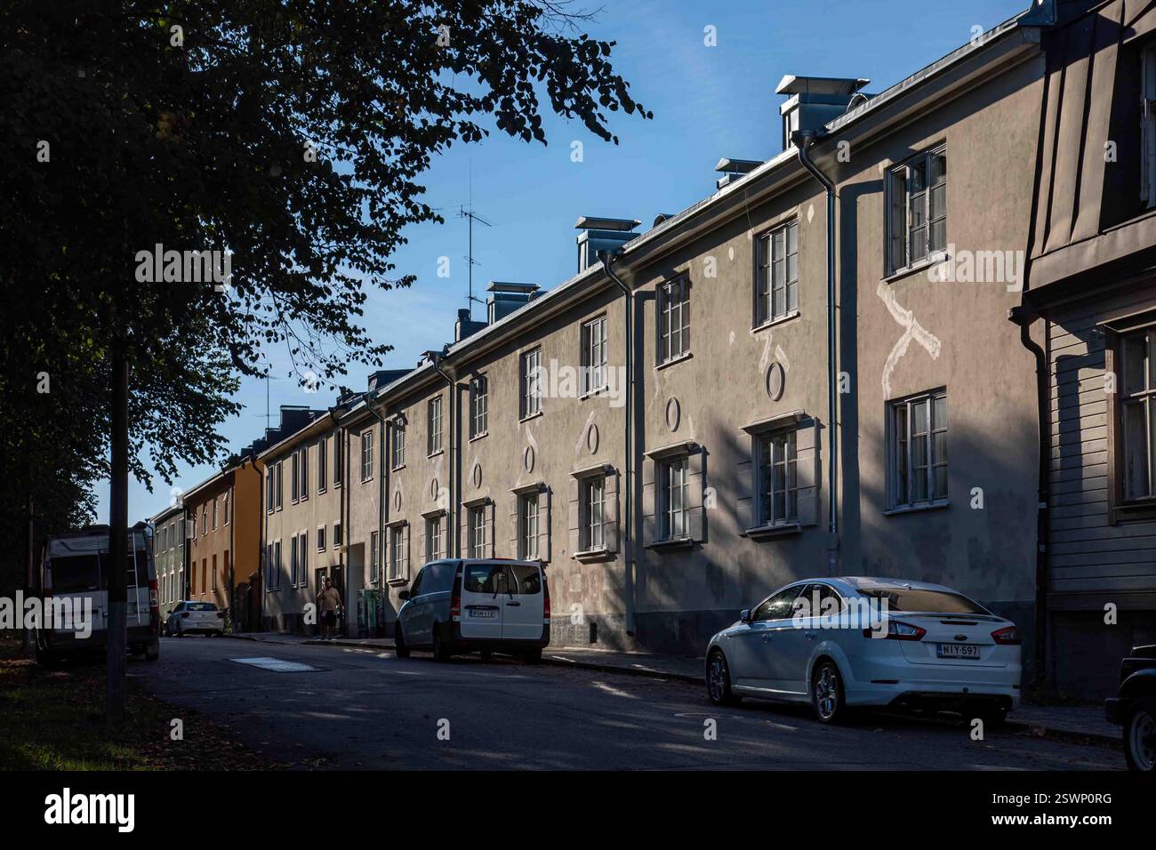 Päijänteentie edificio residenziale crogiolante al sole della sera nel quartiere Vallila di Helsinki, Finlandia Foto Stock