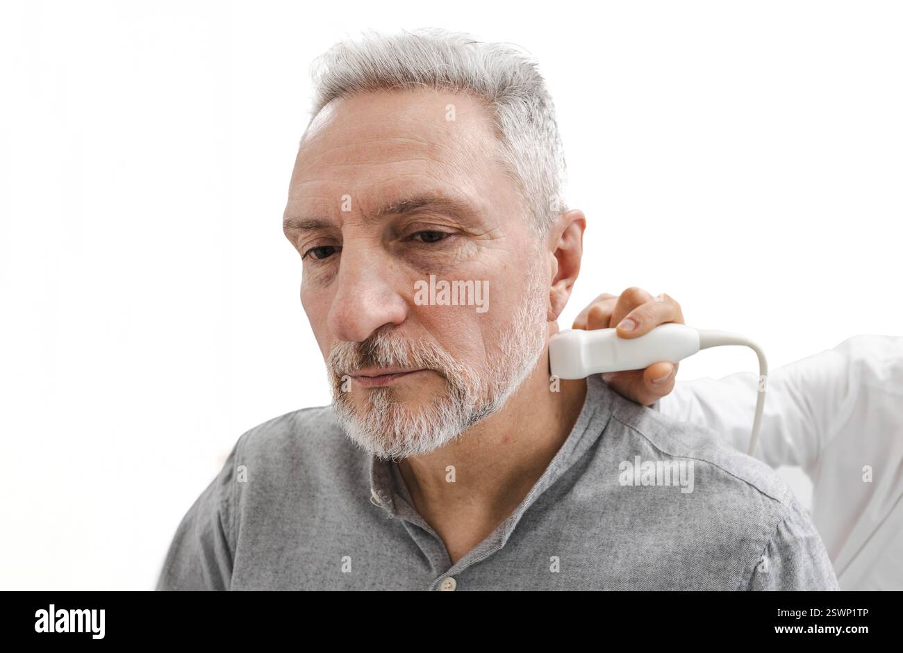 Ecografia vascolare, isolata su bianco, primo piano. Uomo anziano che riceve una scansione ecografica dei vasi del collo e della testa Foto Stock