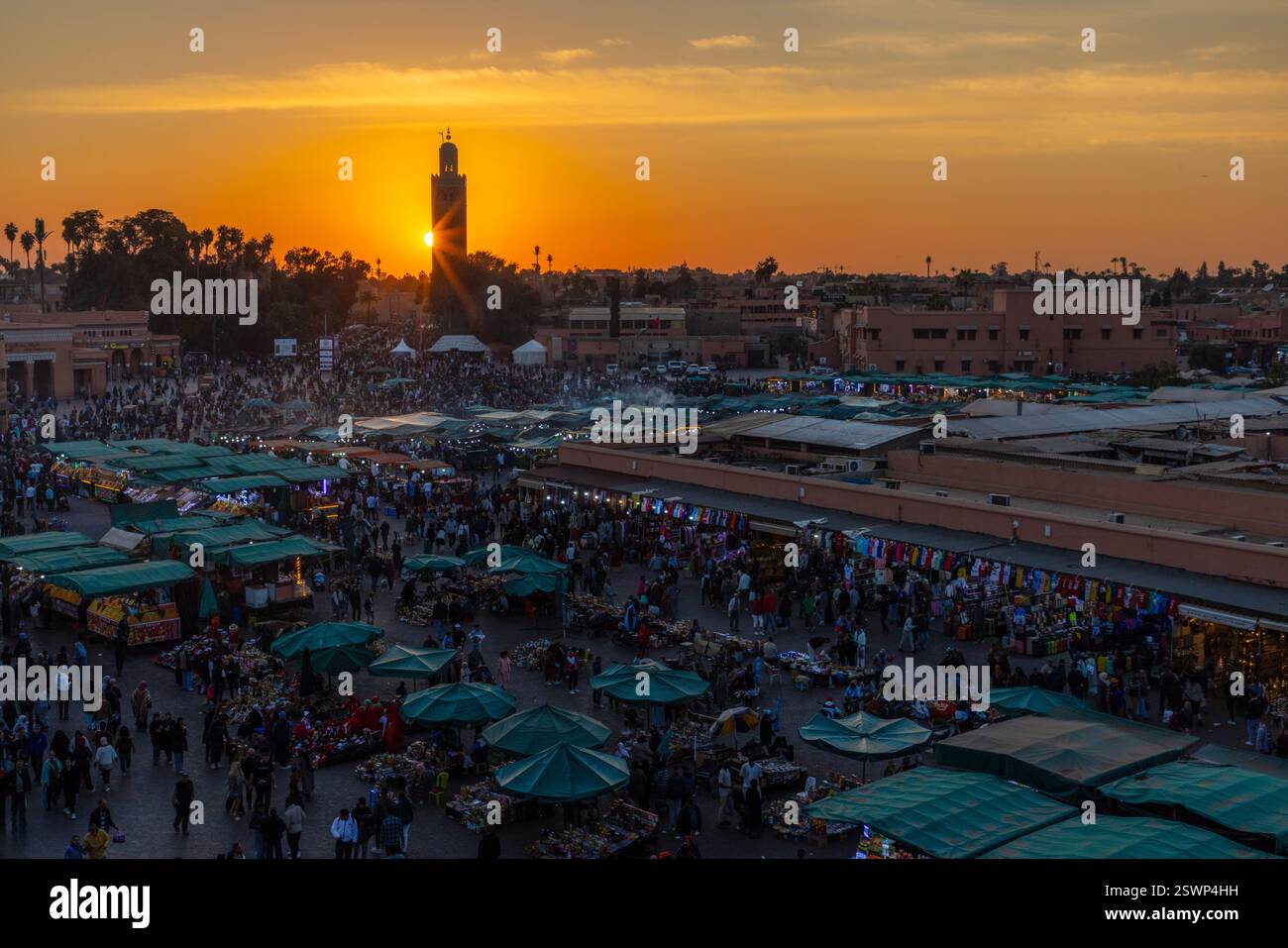 Jemaa el-Fnaa e' una piazza simbolo che presenta bancarelle di mercato e cibo e una varieta' di artisti. Foto Stock