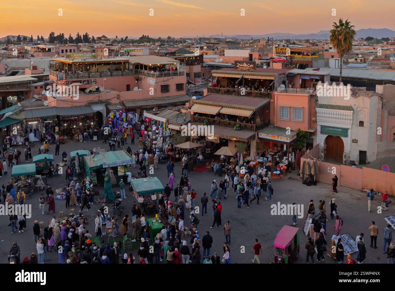 Jemaa el-Fnaa e' una piazza simbolo che presenta bancarelle di mercato e cibo e una varieta' di artisti. Foto Stock