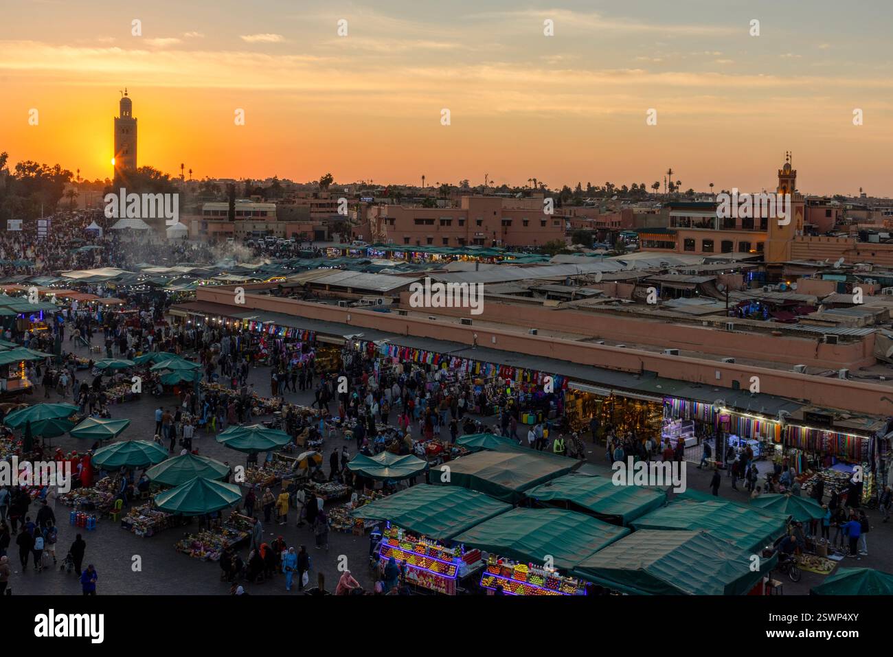Jemaa el-Fnaa e' una piazza simbolo che presenta bancarelle di mercato e cibo e una varieta' di artisti. Foto Stock