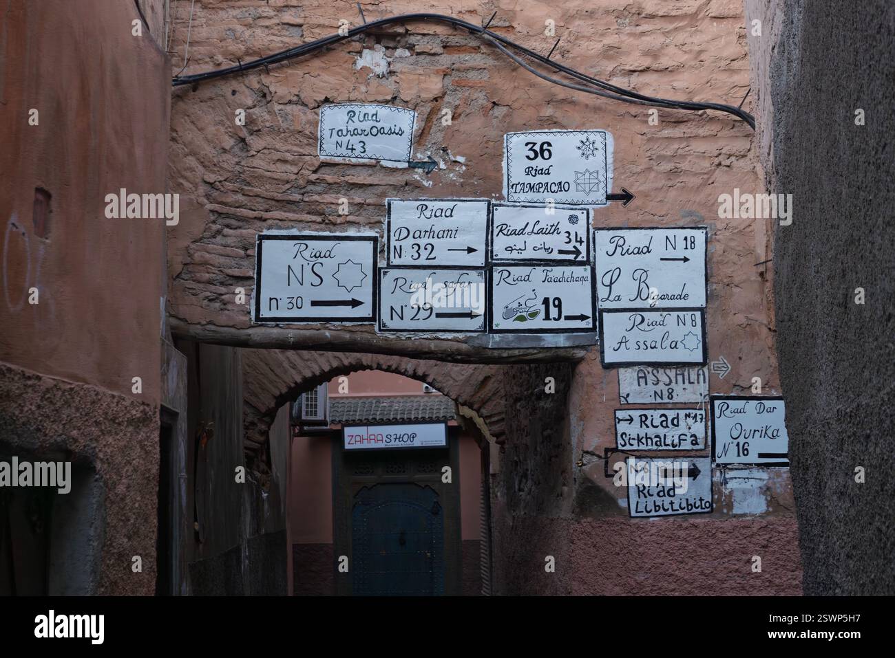 La Medina di Marrakech si riferisce all'area centrale della città dove si trovano molti dei mercati (souk), negozi e ristoranti. Foto Stock