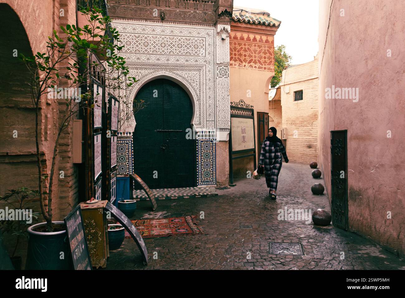 La Medina di Marrakech si riferisce all'area centrale della città dove si trovano molti dei mercati (souk), negozi e ristoranti. Foto Stock