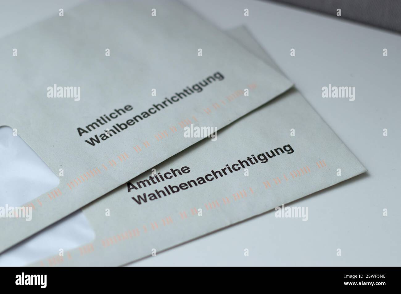 12. Febbraio 2025 - Amburgo, Germania. Primo piano di due lettere di notifica delle votazioni per il giorno delle elezioni Foto Stock