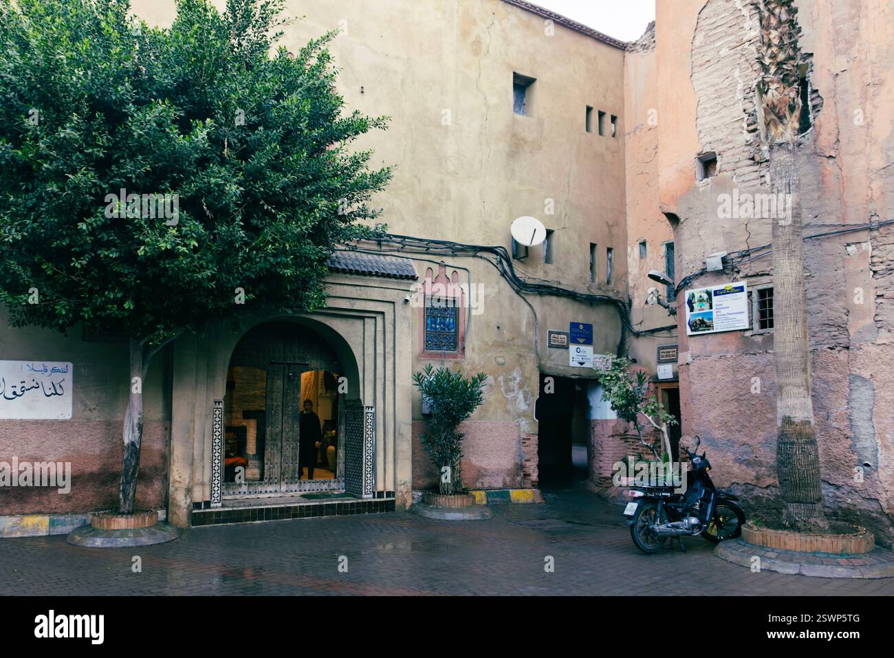 La Medina di Marrakech si riferisce all'area centrale della città dove si trovano molti dei mercati (souk), negozi e ristoranti. Foto Stock