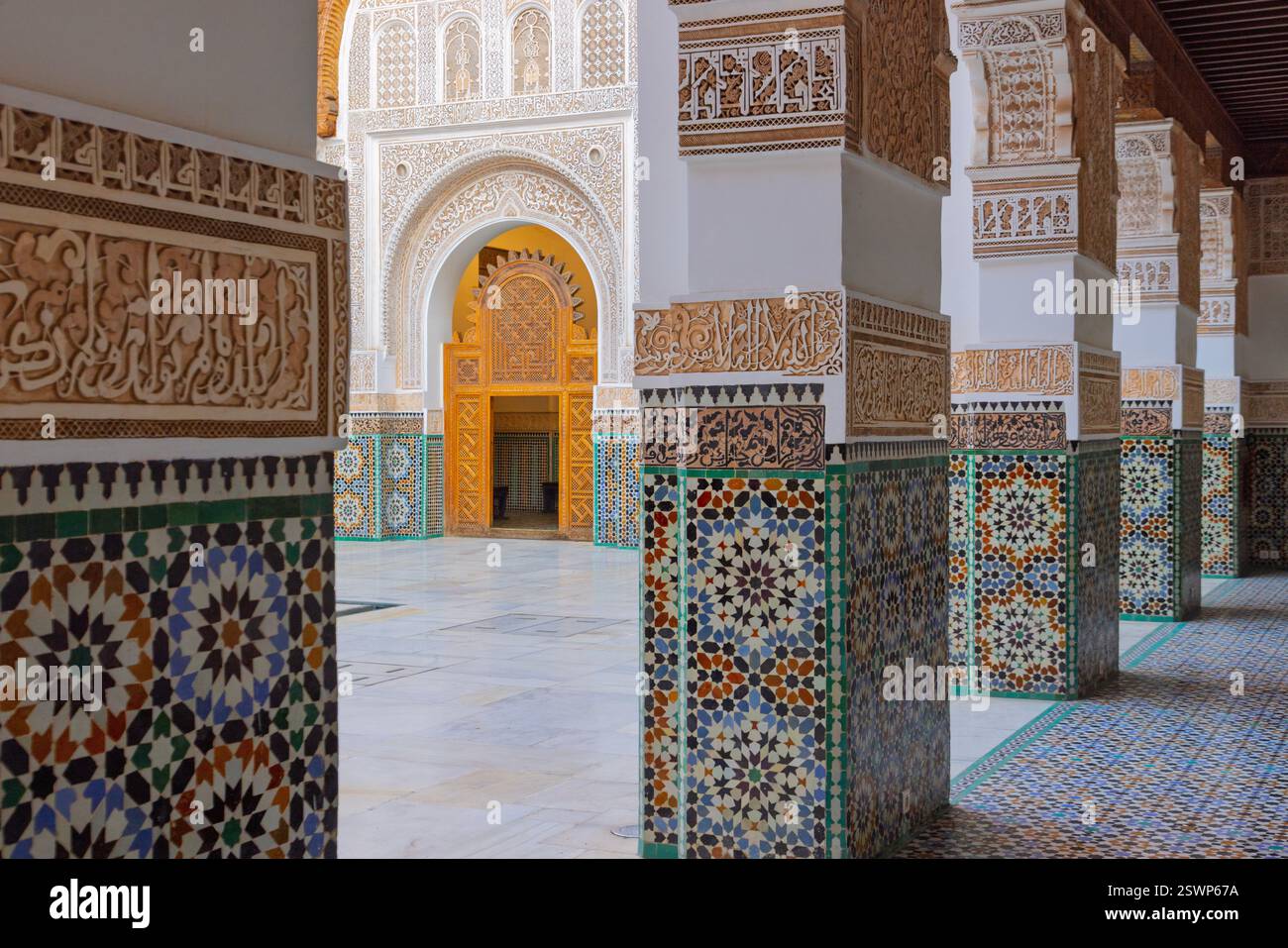 La Madrasa Ben Youssef è una scuola corana del XVI secolo a Marrakech con sala di preghiera e cortili decorati con piastrelle e legno intagliato. Foto Stock