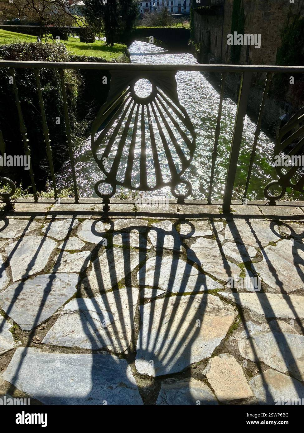 Insegna conchiglia di capesante vicino a un fiume, Samos, Galizia - Immagine stock catturata con smartphone