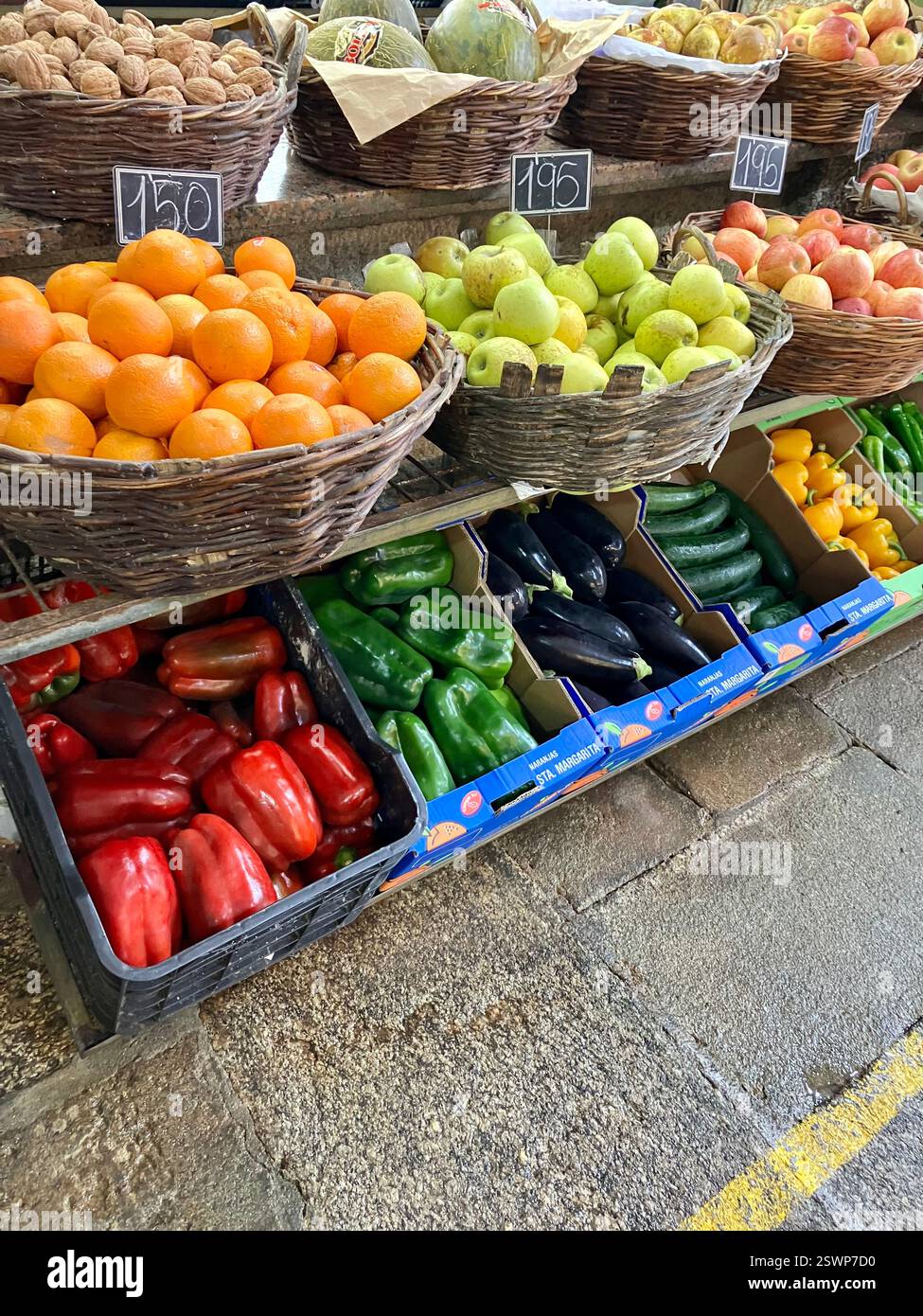 Mele, arance, peperoni, frutta fresca e verdura - mercato spagnolo - Mercado de Abastos, Santiago de Compostela, Spagna - Immagine stock catturata con smartphone