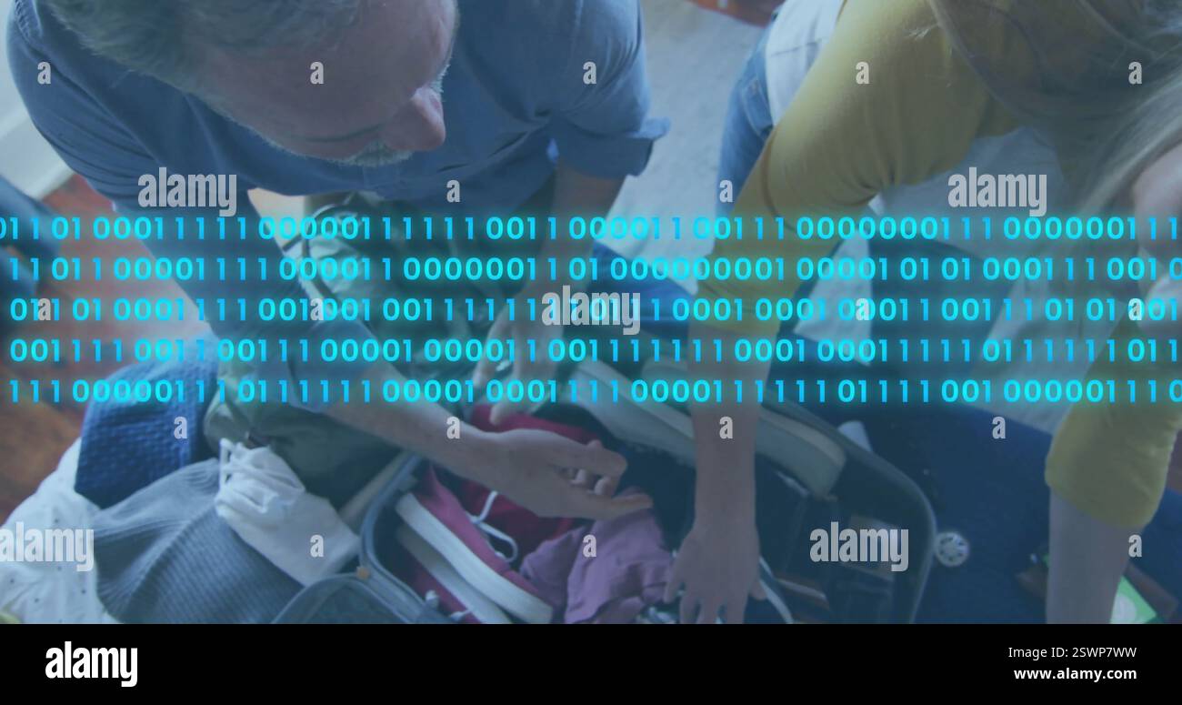 Immagine del codice binario sopra le persone che stanno imballando la valigia Foto Stock