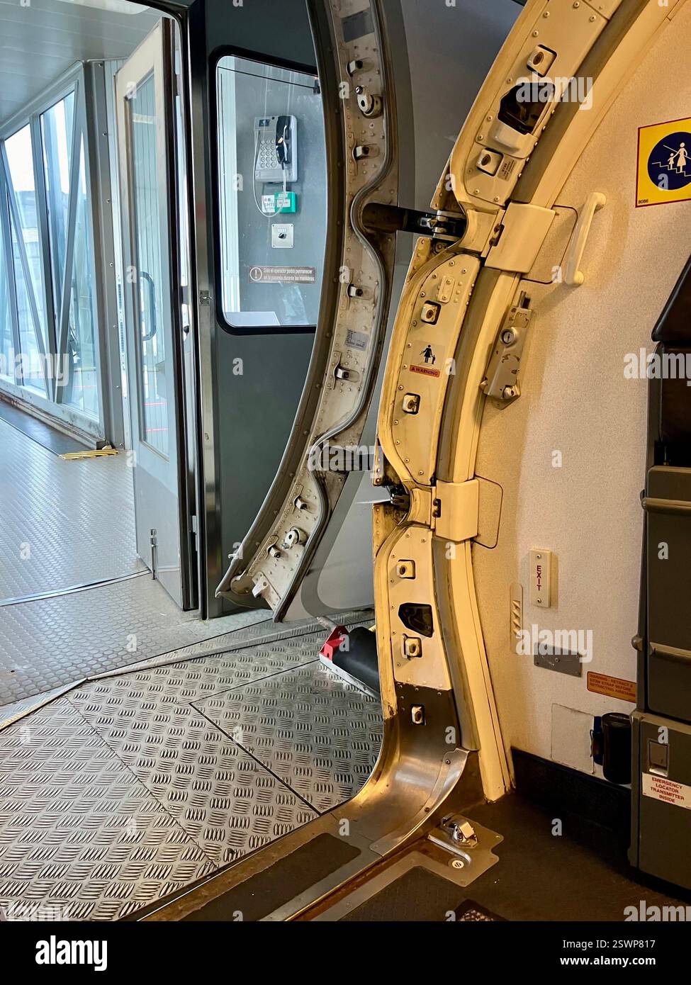 Vista dalla fila 1A - Boeing 737 porta su un ponte aereo - Immagine stock catturata con smartphone