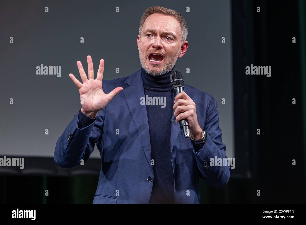 Christian Lindner beim Wahlkampfabschluss der Bundestagswahl 2025, Nürnberg, 21.02.2025 Christian Lindner spricht mit Nachdruck und hebt eine hand mit gespreizten Fingern, während er das Mikrofon hält. Sein entschlossener Gesichtsausdruck und die dynamische Gestik unterstreichen die Dringlichkeit Seiner Botschaft. Die erhobene Hand mit könnte Fingern Fünf symbolisch für die kritische 5-Prozent-Hürde stehen, Die über den Wiedereinzug der FDP in den Bundestag entscheidet. Die Spannung des Wahlkampfs spiegelt sich in Seiner Mimik Wider ein Moment zwischen Warnung und Kampfgeist. Nürnberg Schafhof Foto Stock