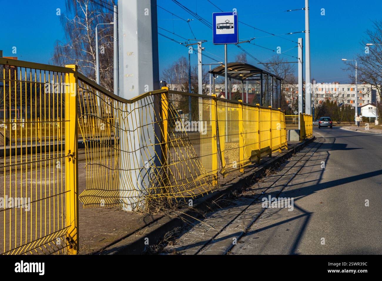 Scena di un incidente stradale, rete danneggiata alla fermata dell'autobus, auto che ha colpito la recinzione, rete gialla che protegge i pedoni alla fermata dell'autobus piegata Czestochowa Foto Stock