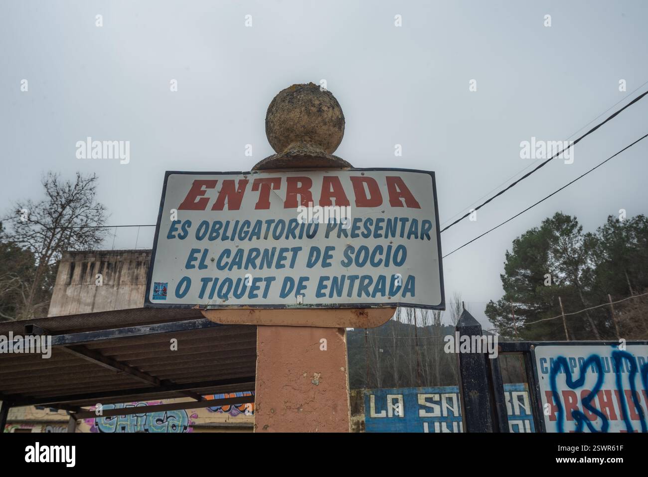 Najera, la Rioja, Spagna 22 febbraio 2024. La situazione nel campo di calcio municipale di Nájera ha generato crescenti tensioni tra il club locale e il consiglio comunale. Le carenze nella manutenzione delle strutture, compresi i problemi relativi al campo, agli spogliatoi e alle attrezzature di base, hanno portato a ripetute lamentele da parte di giocatori, allenatori e tifosi. Il club sostiene che le condizioni attuali ostacolano il normale sviluppo di sessioni di allenamento e partite, in particolare influenzando le categorie inferiori. Da parte sua, il consiglio comunale sostiene limitazioni di bilancio e sottolinea che CE ne sono altre Foto Stock