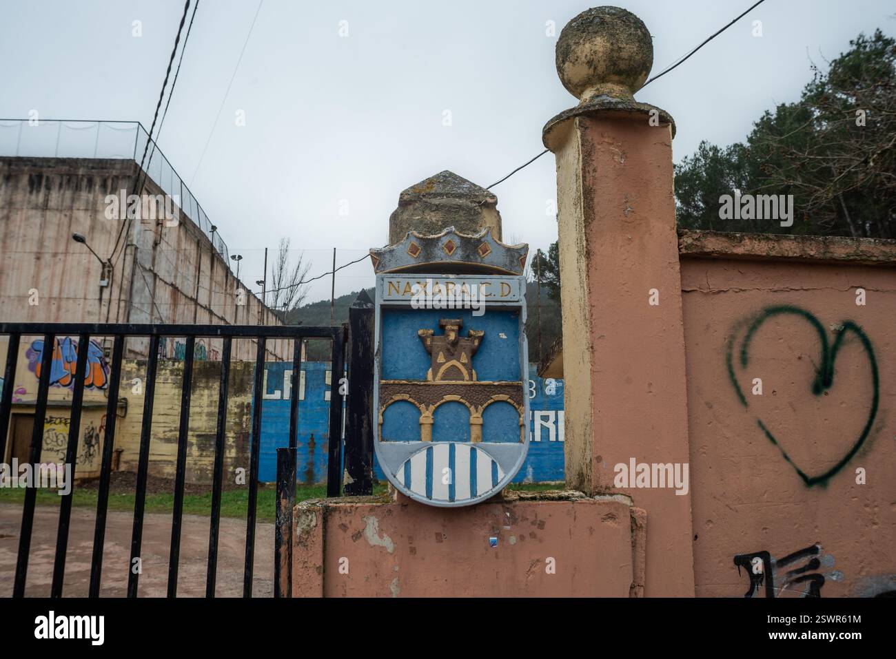 Najera, la Rioja, Spagna 22 febbraio 2024. La situazione nel campo di calcio municipale di Nájera ha generato crescenti tensioni tra il club locale e il consiglio comunale. Le carenze nella manutenzione delle strutture, compresi i problemi relativi al campo, agli spogliatoi e alle attrezzature di base, hanno portato a ripetute lamentele da parte di giocatori, allenatori e tifosi. Il club sostiene che le condizioni attuali ostacolano il normale sviluppo di sessioni di allenamento e partite, in particolare influenzando le categorie inferiori. Da parte sua, il consiglio comunale sostiene limitazioni di bilancio e sottolinea che CE ne sono altre Foto Stock