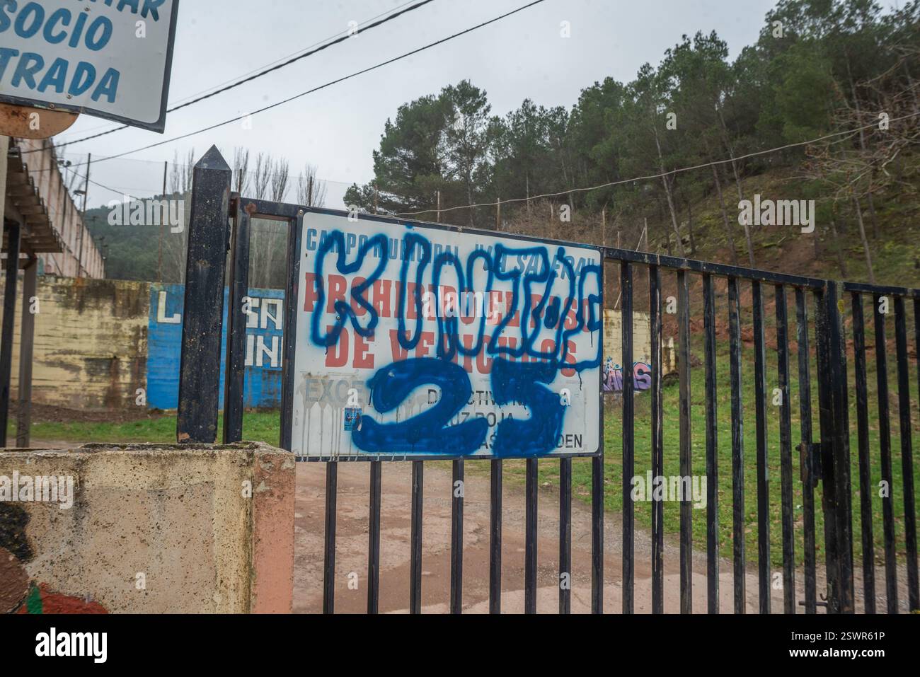Najera, la Rioja, Spagna 22 febbraio 2024. La situazione nel campo di calcio municipale di Nájera ha generato crescenti tensioni tra il club locale e il consiglio comunale. Le carenze nella manutenzione delle strutture, compresi i problemi relativi al campo, agli spogliatoi e alle attrezzature di base, hanno portato a ripetute lamentele da parte di giocatori, allenatori e tifosi. Il club sostiene che le condizioni attuali ostacolano il normale sviluppo di sessioni di allenamento e partite, in particolare influenzando le categorie inferiori. Da parte sua, il consiglio comunale sostiene limitazioni di bilancio e sottolinea che CE ne sono altre Foto Stock