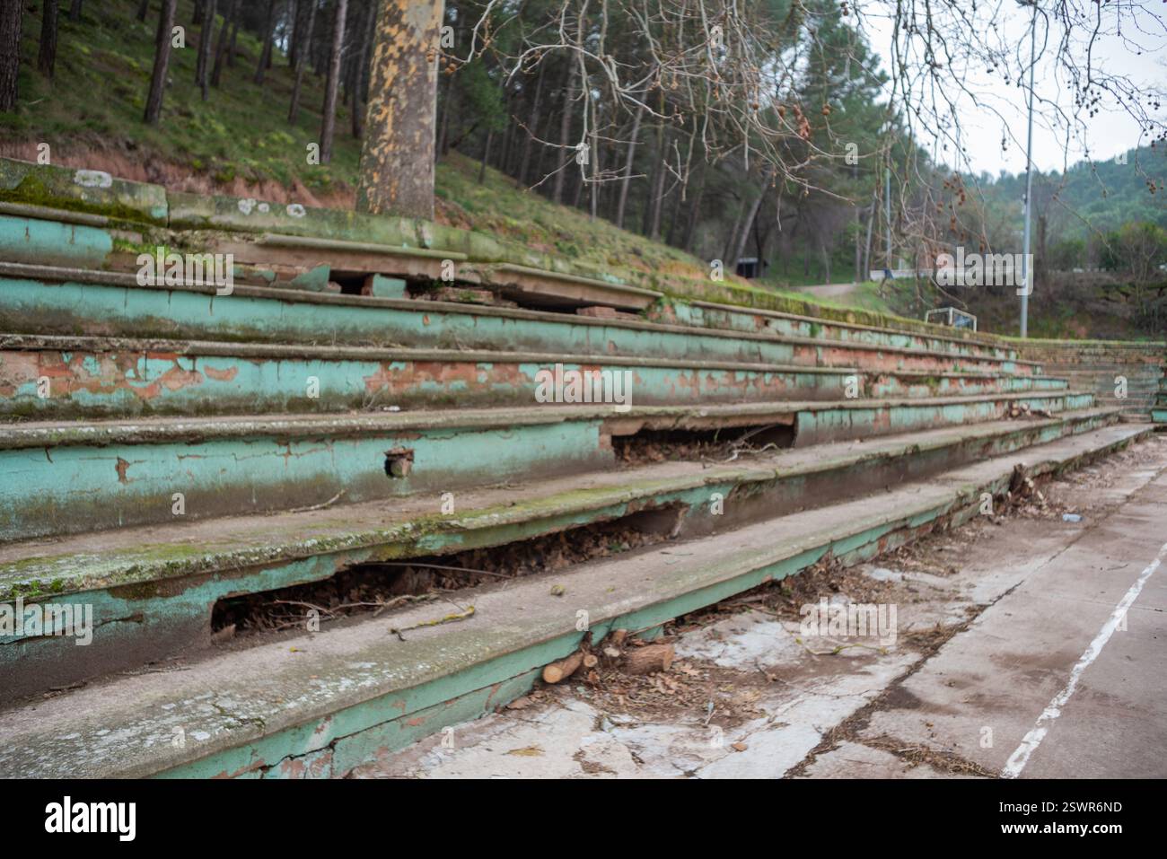 Najera, la Rioja, Spagna 22 febbraio 2024. La situazione nel campo di calcio municipale di Nájera ha generato crescenti tensioni tra il club locale e il consiglio comunale. Le carenze nella manutenzione delle strutture, compresi i problemi relativi al campo, agli spogliatoi e alle attrezzature di base, hanno portato a ripetute lamentele da parte di giocatori, allenatori e tifosi. Il club sostiene che le condizioni attuali ostacolano il normale sviluppo di sessioni di allenamento e partite, in particolare influenzando le categorie inferiori. Da parte sua, il consiglio comunale sostiene limitazioni di bilancio e sottolinea che CE ne sono altre Foto Stock