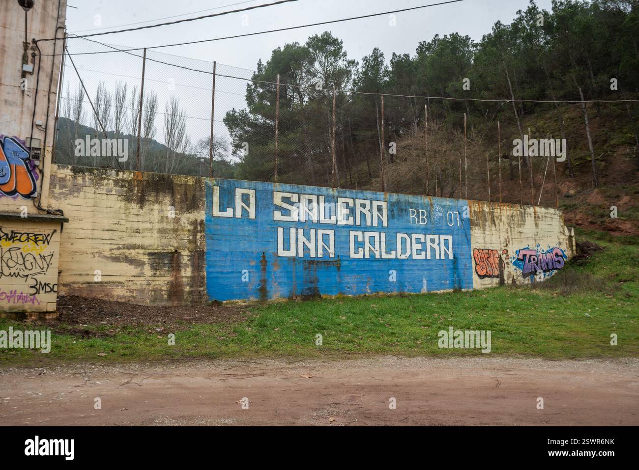 Najera, la Rioja, Spagna 22 febbraio 2024. La situazione nel campo di calcio municipale di Nájera ha generato crescenti tensioni tra il club locale e il consiglio comunale. Le carenze nella manutenzione delle strutture, compresi i problemi relativi al campo, agli spogliatoi e alle attrezzature di base, hanno portato a ripetute lamentele da parte di giocatori, allenatori e tifosi. Il club sostiene che le condizioni attuali ostacolano il normale sviluppo di sessioni di allenamento e partite, in particolare influenzando le categorie inferiori. Da parte sua, il consiglio comunale sostiene limitazioni di bilancio e sottolinea che CE ne sono altre Foto Stock
