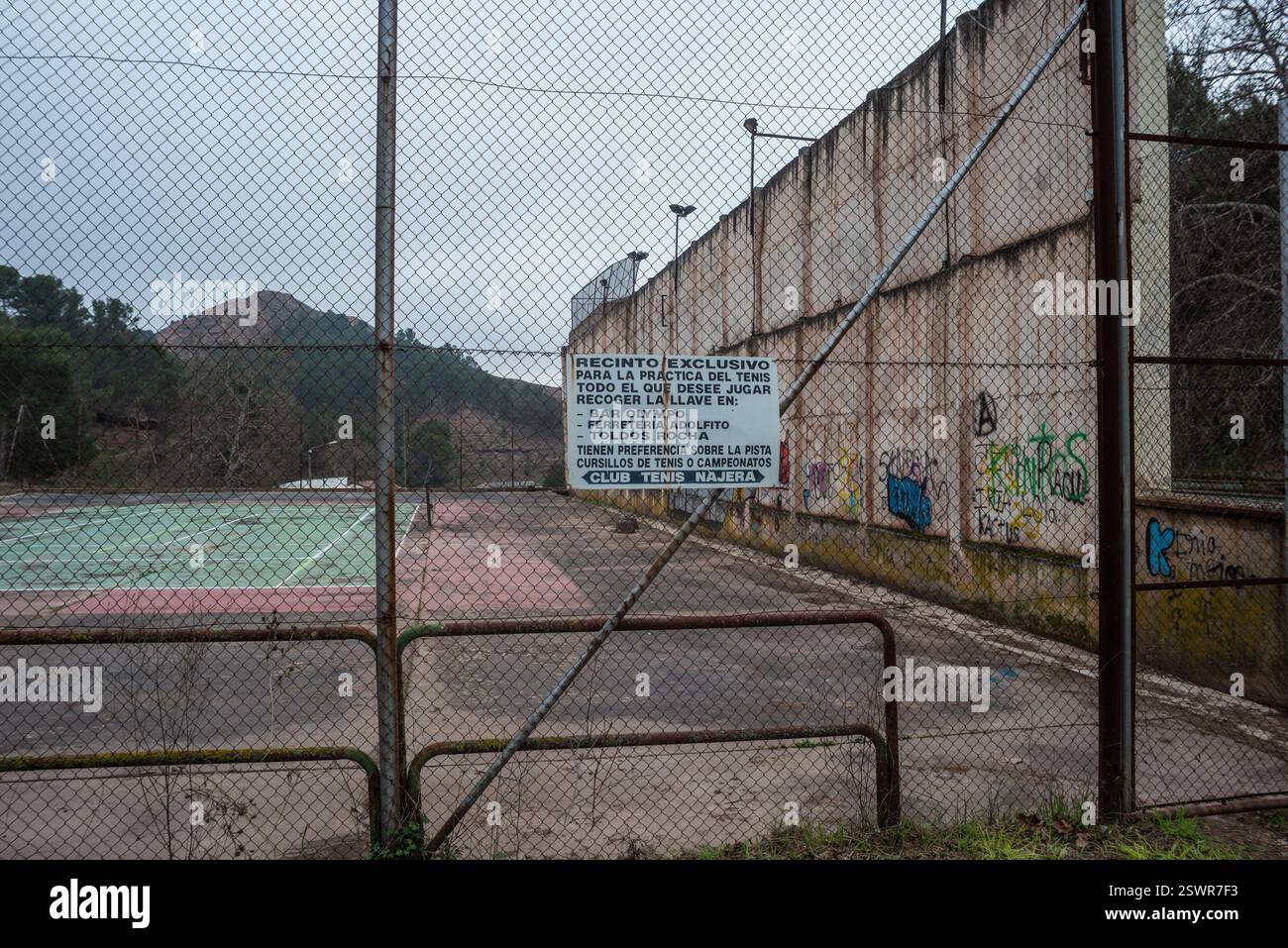Najera, la Rioja, Spagna 22 febbraio 2024. La situazione nel campo di calcio municipale di Nájera ha generato crescenti tensioni tra il club locale e il consiglio comunale. Le carenze nella manutenzione delle strutture, compresi i problemi relativi al campo, agli spogliatoi e alle attrezzature di base, hanno portato a ripetute lamentele da parte di giocatori, allenatori e tifosi. Il club sostiene che le condizioni attuali ostacolano il normale sviluppo di sessioni di allenamento e partite, in particolare influenzando le categorie inferiori. Da parte sua, il consiglio comunale sostiene limitazioni di bilancio e sottolinea che CE ne sono altre Foto Stock