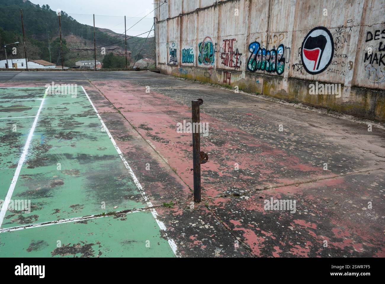 Najera, la Rioja, Spagna 22 febbraio 2024. La situazione nel campo di calcio municipale di Nájera ha generato crescenti tensioni tra il club locale e il consiglio comunale. Le carenze nella manutenzione delle strutture, compresi i problemi relativi al campo, agli spogliatoi e alle attrezzature di base, hanno portato a ripetute lamentele da parte di giocatori, allenatori e tifosi. Il club sostiene che le condizioni attuali ostacolano il normale sviluppo di sessioni di allenamento e partite, in particolare influenzando le categorie inferiori. Da parte sua, il consiglio comunale sostiene limitazioni di bilancio e sottolinea che CE ne sono altre Foto Stock