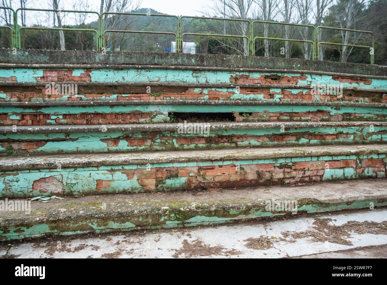 Najera, la Rioja, Spagna 22 febbraio 2024. La situazione nel campo di calcio municipale di Nájera ha generato crescenti tensioni tra il club locale e il consiglio comunale. Le carenze nella manutenzione delle strutture, compresi i problemi relativi al campo, agli spogliatoi e alle attrezzature di base, hanno portato a ripetute lamentele da parte di giocatori, allenatori e tifosi. Il club sostiene che le condizioni attuali ostacolano il normale sviluppo di sessioni di allenamento e partite, in particolare influenzando le categorie inferiori. Da parte sua, il consiglio comunale sostiene limitazioni di bilancio e sottolinea che CE ne sono altre Foto Stock