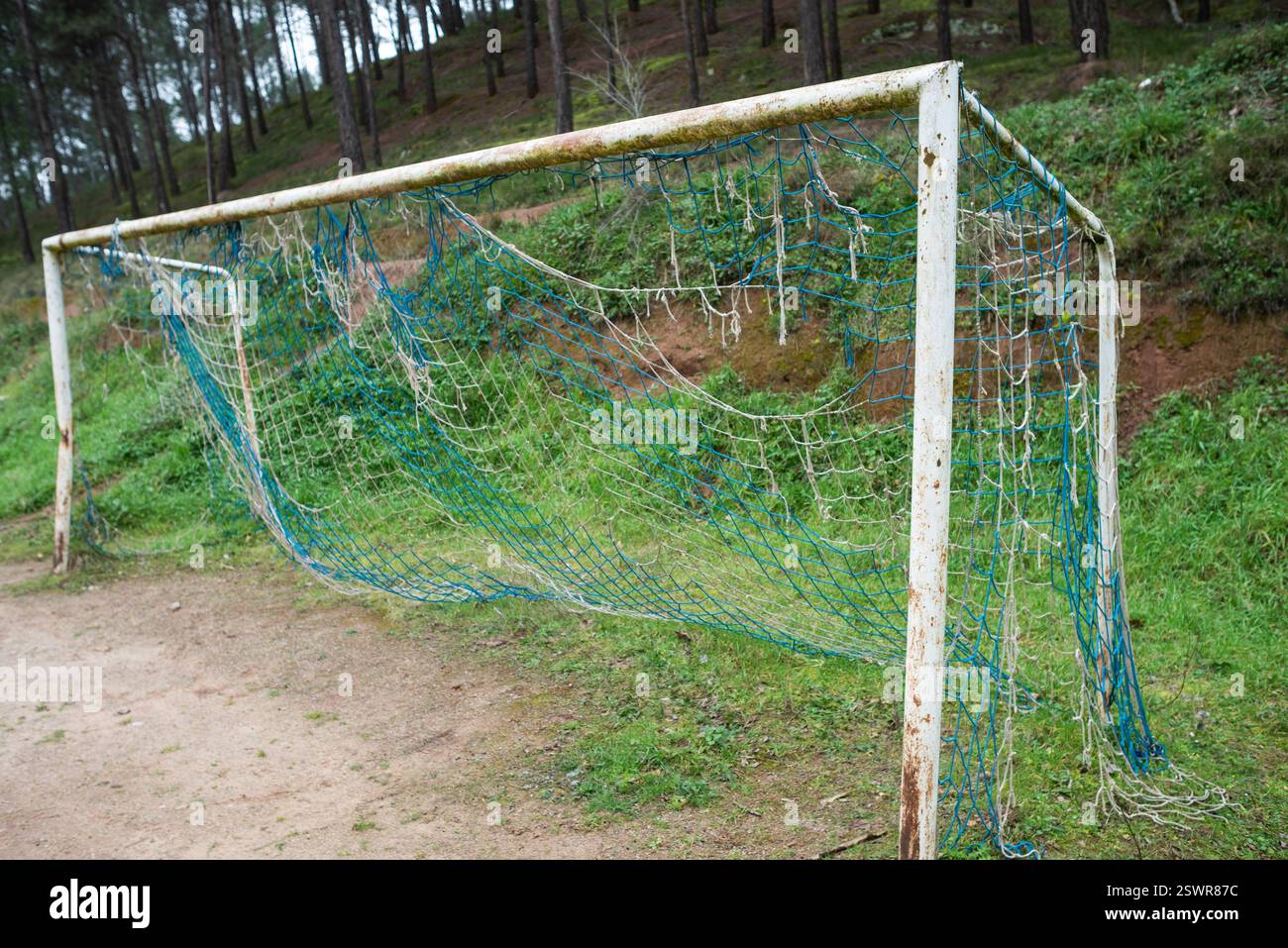 Najera, la Rioja, Spagna 22 febbraio 2024. La situazione nel campo di calcio municipale di Nájera ha generato crescenti tensioni tra il club locale e il consiglio comunale. Le carenze nella manutenzione delle strutture, compresi i problemi relativi al campo, agli spogliatoi e alle attrezzature di base, hanno portato a ripetute lamentele da parte di giocatori, allenatori e tifosi. Il club sostiene che le condizioni attuali ostacolano il normale sviluppo di sessioni di allenamento e partite, in particolare influenzando le categorie inferiori. Da parte sua, il consiglio comunale sostiene limitazioni di bilancio e sottolinea che CE ne sono altre Foto Stock