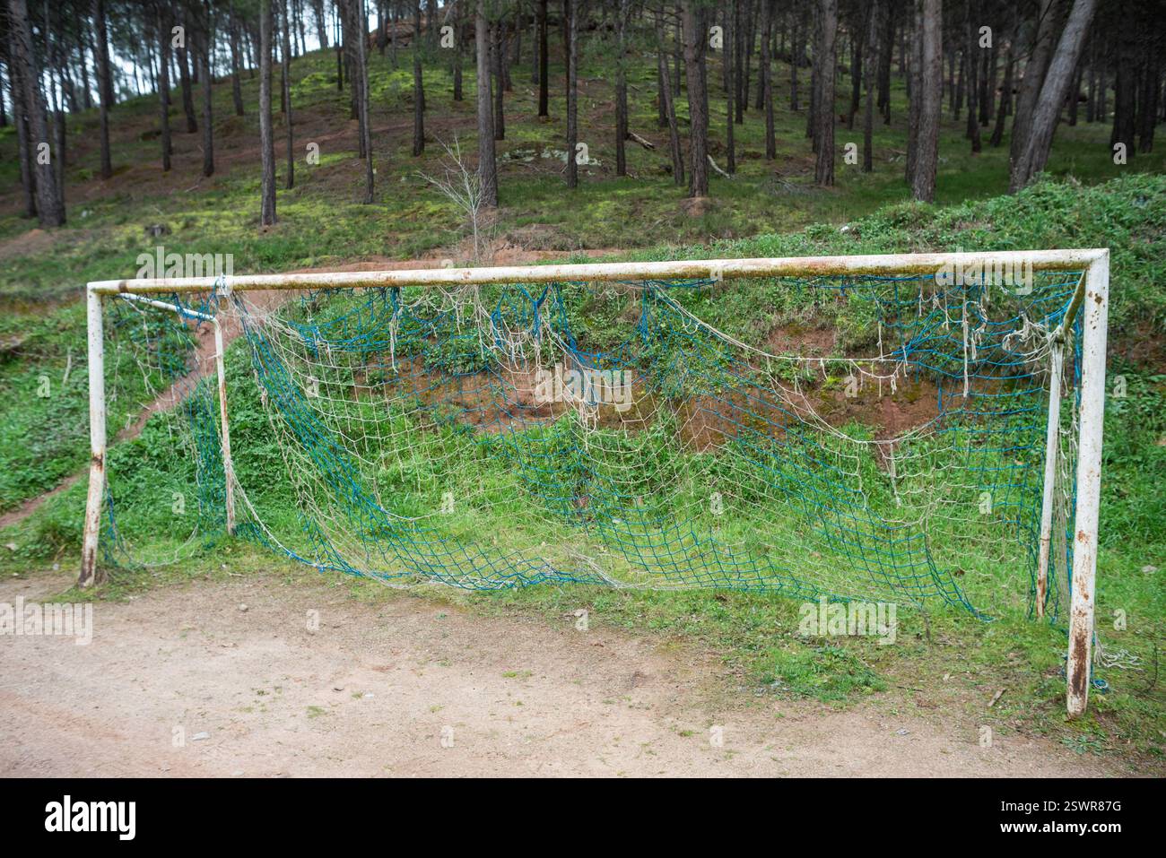 Najera, la Rioja, Spagna 22 febbraio 2024. La situazione nel campo di calcio municipale di Nájera ha generato crescenti tensioni tra il club locale e il consiglio comunale. Le carenze nella manutenzione delle strutture, compresi i problemi relativi al campo, agli spogliatoi e alle attrezzature di base, hanno portato a ripetute lamentele da parte di giocatori, allenatori e tifosi. Il club sostiene che le condizioni attuali ostacolano il normale sviluppo di sessioni di allenamento e partite, in particolare influenzando le categorie inferiori. Da parte sua, il consiglio comunale sostiene limitazioni di bilancio e sottolinea che CE ne sono altre Foto Stock
