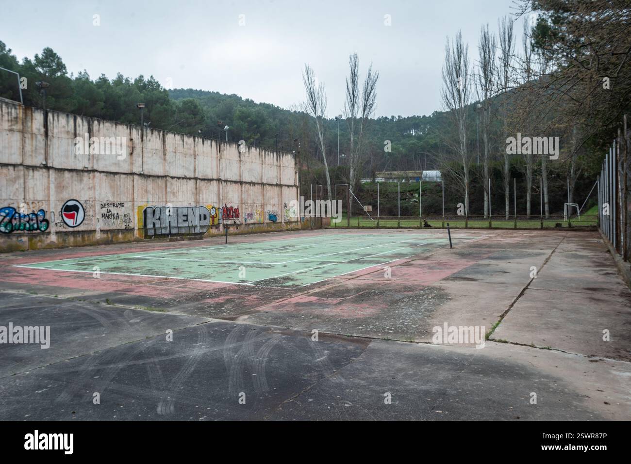 Najera, la Rioja, Spagna 22 febbraio 2024. La situazione nel campo di calcio municipale di Nájera ha generato crescenti tensioni tra il club locale e il consiglio comunale. Le carenze nella manutenzione delle strutture, compresi i problemi relativi al campo, agli spogliatoi e alle attrezzature di base, hanno portato a ripetute lamentele da parte di giocatori, allenatori e tifosi. Il club sostiene che le condizioni attuali ostacolano il normale sviluppo di sessioni di allenamento e partite, in particolare influenzando le categorie inferiori. Da parte sua, il consiglio comunale sostiene limitazioni di bilancio e sottolinea che CE ne sono altre Foto Stock