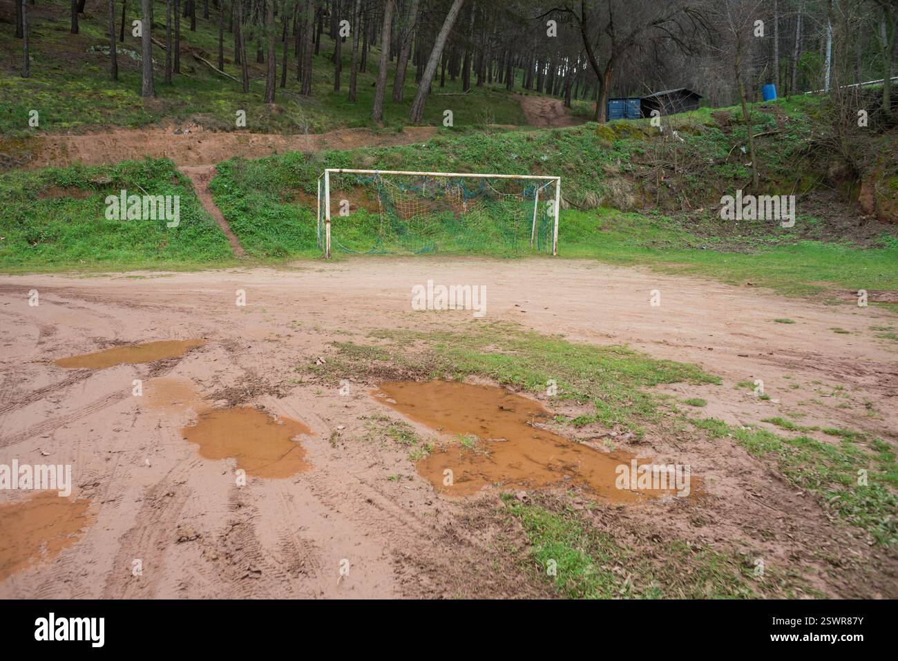 Najera, la Rioja, Spagna 22 febbraio 2024. La situazione nel campo di calcio municipale di Nájera ha generato crescenti tensioni tra il club locale e il consiglio comunale. Le carenze nella manutenzione delle strutture, compresi i problemi relativi al campo, agli spogliatoi e alle attrezzature di base, hanno portato a ripetute lamentele da parte di giocatori, allenatori e tifosi. Il club sostiene che le condizioni attuali ostacolano il normale sviluppo di sessioni di allenamento e partite, in particolare influenzando le categorie inferiori. Da parte sua, il consiglio comunale sostiene limitazioni di bilancio e sottolinea che CE ne sono altre Foto Stock