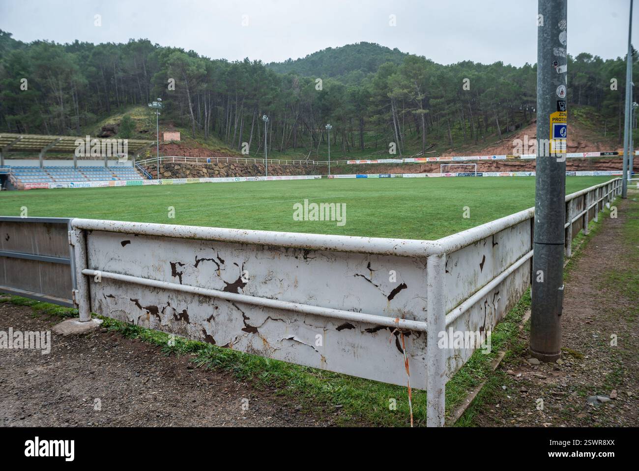 Najera, la Rioja, Spagna 22 febbraio 2024. La situazione nel campo di calcio municipale di Nájera ha generato crescenti tensioni tra il club locale e il consiglio comunale. Le carenze nella manutenzione delle strutture, compresi i problemi relativi al campo, agli spogliatoi e alle attrezzature di base, hanno portato a ripetute lamentele da parte di giocatori, allenatori e tifosi. Il club sostiene che le condizioni attuali ostacolano il normale sviluppo di sessioni di allenamento e partite, in particolare influenzando le categorie inferiori. Da parte sua, il consiglio comunale sostiene limitazioni di bilancio e sottolinea che CE ne sono altre Foto Stock