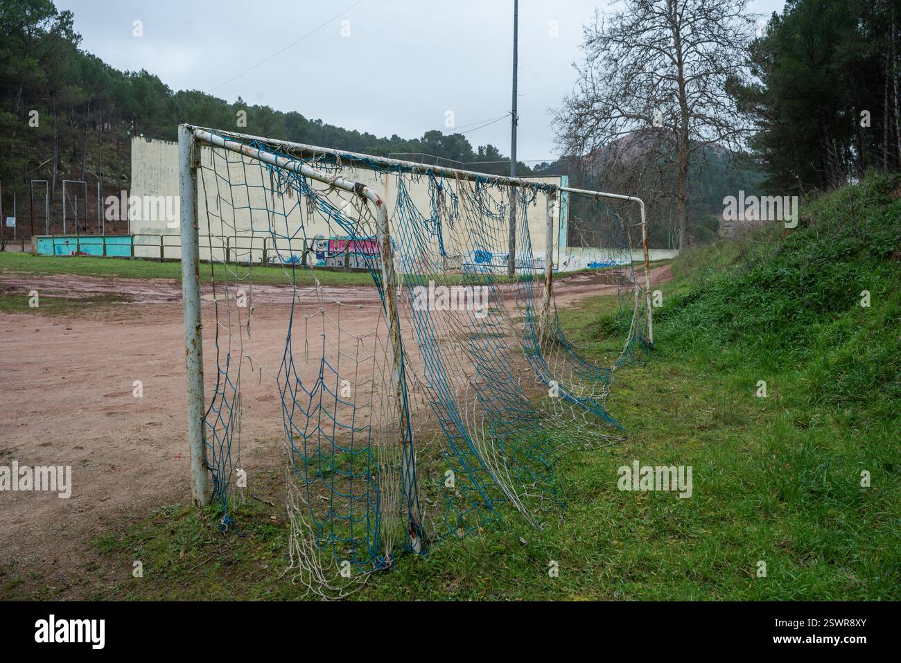Najera, la Rioja, Spagna 22 febbraio 2024. La situazione nel campo di calcio municipale di Nájera ha generato crescenti tensioni tra il club locale e il consiglio comunale. Le carenze nella manutenzione delle strutture, compresi i problemi relativi al campo, agli spogliatoi e alle attrezzature di base, hanno portato a ripetute lamentele da parte di giocatori, allenatori e tifosi. Il club sostiene che le condizioni attuali ostacolano il normale sviluppo di sessioni di allenamento e partite, in particolare influenzando le categorie inferiori. Da parte sua, il consiglio comunale sostiene limitazioni di bilancio e sottolinea che CE ne sono altre Foto Stock
